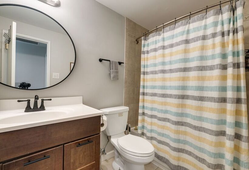 Modern North Potomac Home W/ Furnished Deck!