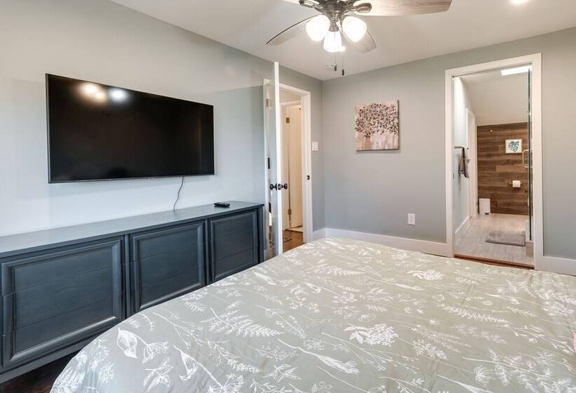 Modern North Potomac Home W/ Furnished Deck!