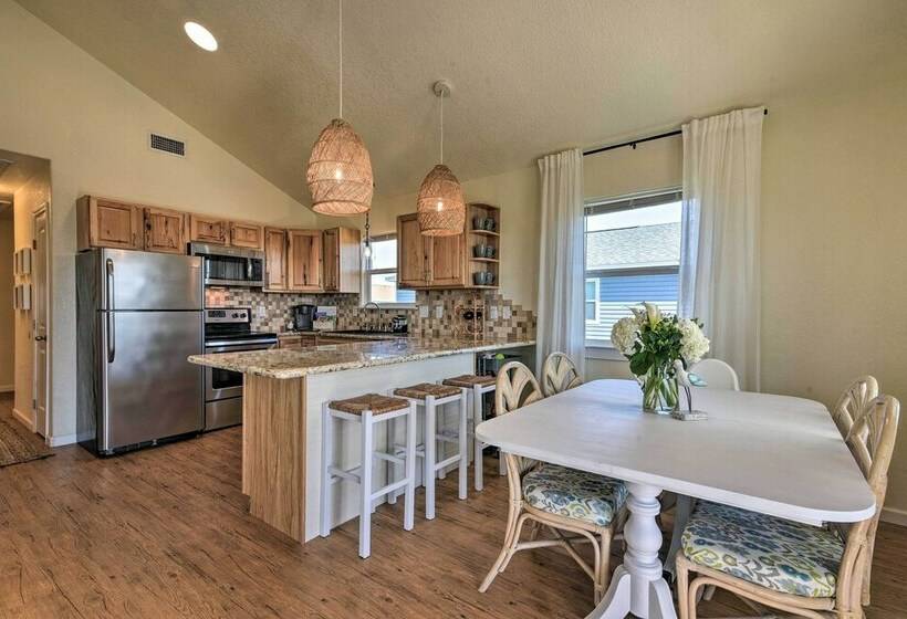 Modern Oasis W/ Grill And Deck Walk To Beach!