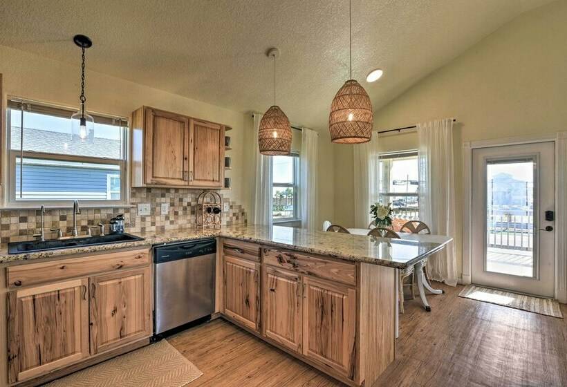 Modern Oasis W/ Grill And Deck Walk To Beach!