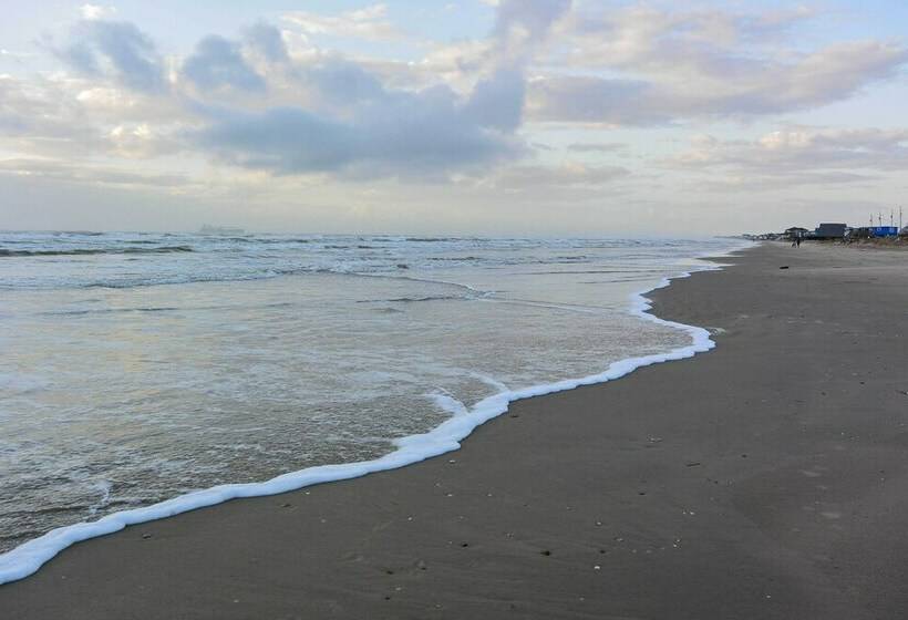 Modern Oasis W/ Grill And Deck Walk To Beach!