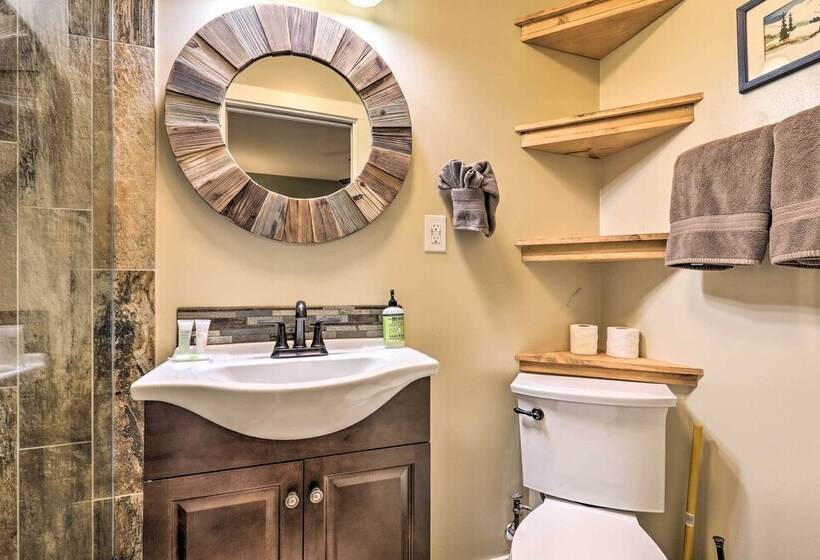 Truckee Home: Donner Lake View, Near Ski Resorts!