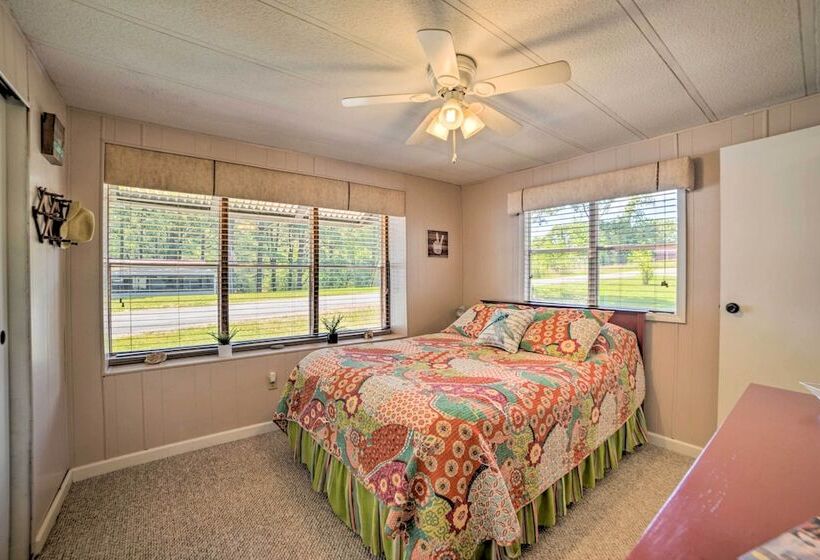 Murray Getaway W/ Deck: Near Fishing & Boating!