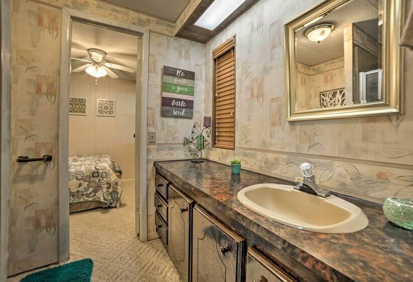 Murray Getaway W/ Deck: Near Fishing & Boating!