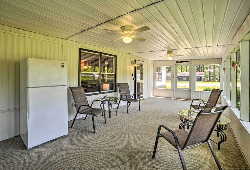 Murray Getaway W/ Deck: Near Fishing & Boating!