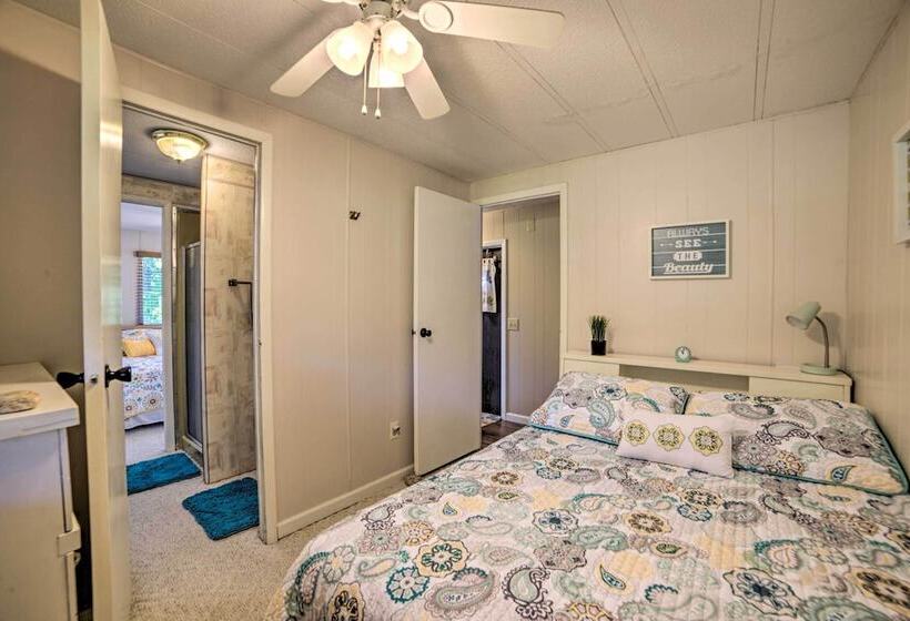 Murray Getaway W/ Deck: Near Fishing & Boating!