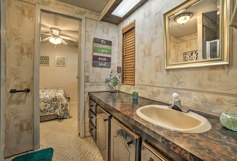 Murray Getaway W/ Deck: Near Fishing & Boating!