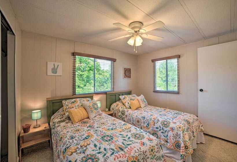 Murray Getaway W/ Deck: Near Fishing & Boating!