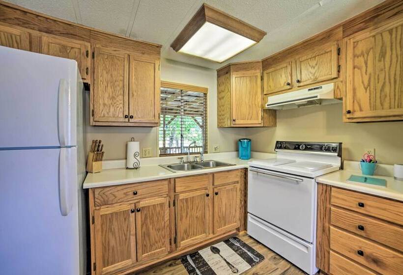 Murray Getaway W/ Deck: Near Fishing & Boating!