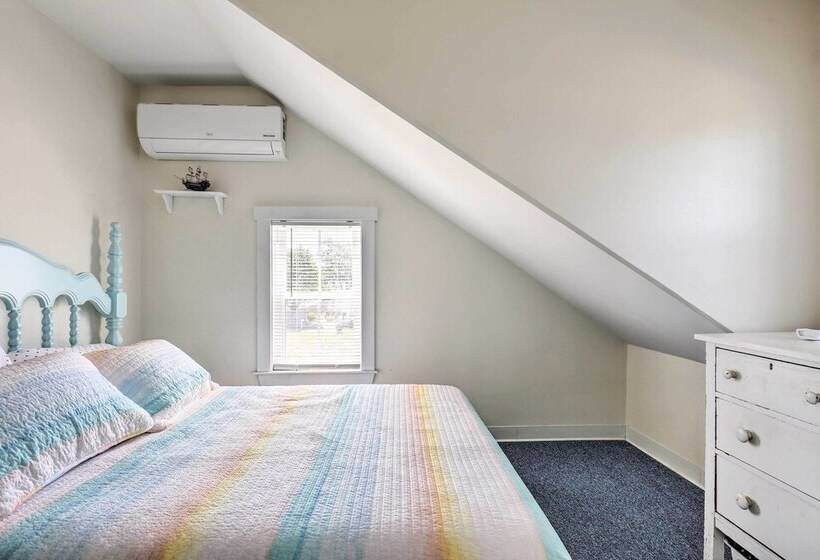 Plum Island Retreat ~ 1 Block Walk To Beach!