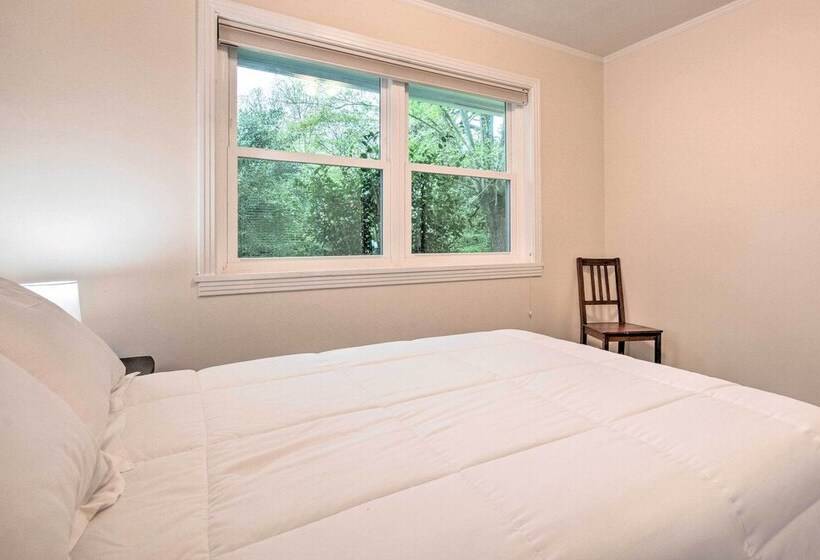 Newly Renovated Little Rock Escape W/ Yard!