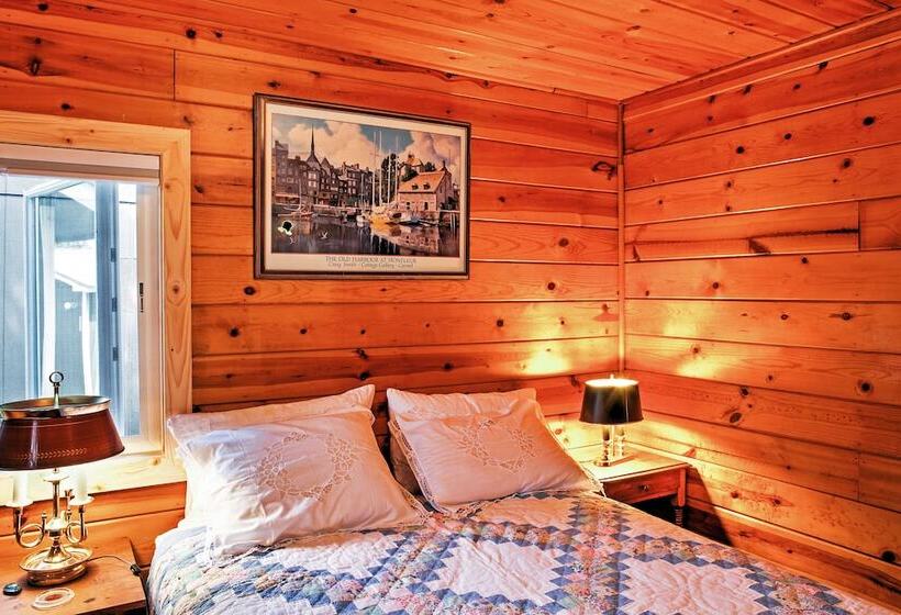 Newport Cabin W/ Lakefront Private Porch & Grill!