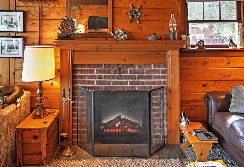 Newport Cabin W/ Lakefront Private Porch & Grill!