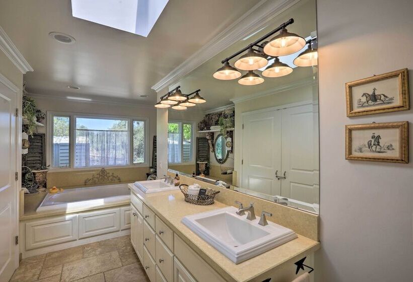 Peaceful Ranch Resort + Vineyard View, Pool Access