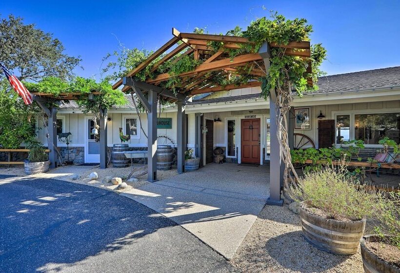 Peaceful Ranch Resort + Vineyard View, Pool Access