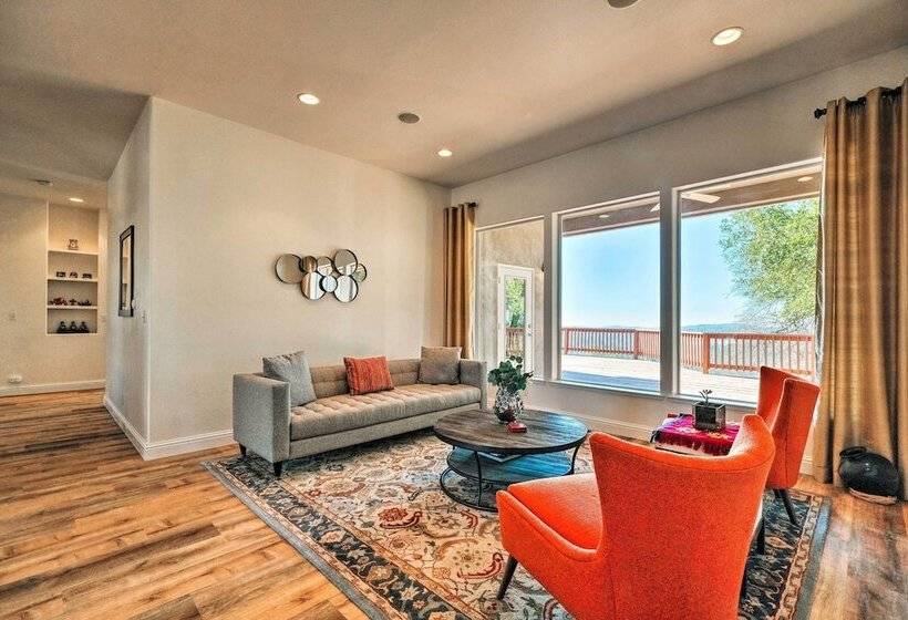 Hot Tub & Mtn Views: Peaceful Columbia Retreat!