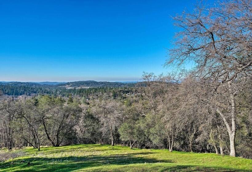 Hot Tub & Mtn Views: Peaceful Columbia Retreat!