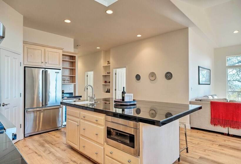 Hot Tub & Mtn Views: Peaceful Columbia Retreat!