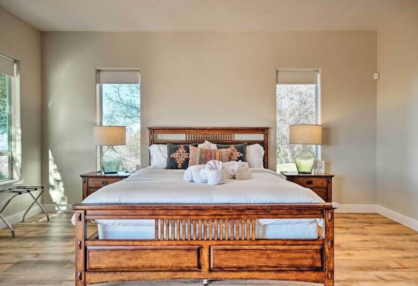 Hot Tub & Mtn Views: Peaceful Columbia Retreat!