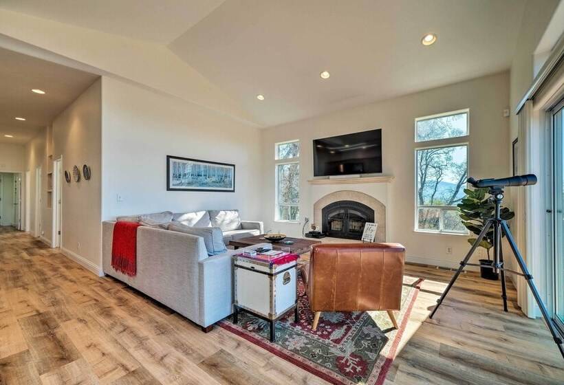 Hot Tub & Mtn Views: Peaceful Columbia Retreat!