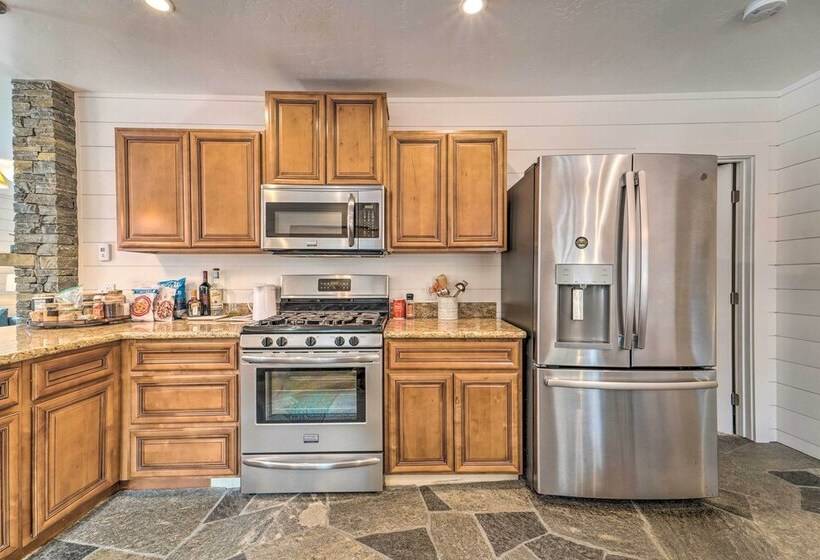 Truckee Cottage W/ Fenced Yard & Lake Donner Views