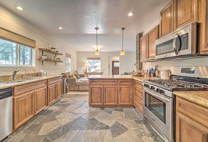 Truckee Cottage W/ Fenced Yard & Lake Donner Views