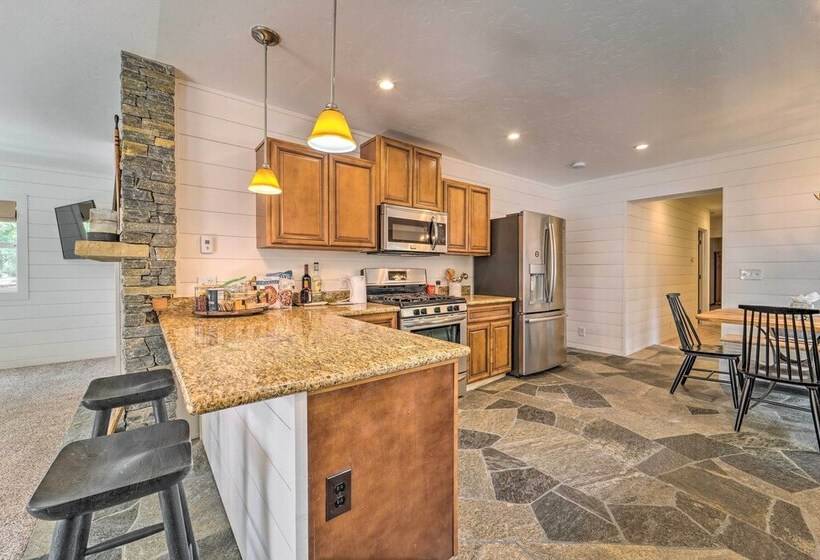 Truckee Cottage W/ Fenced Yard & Lake Donner Views