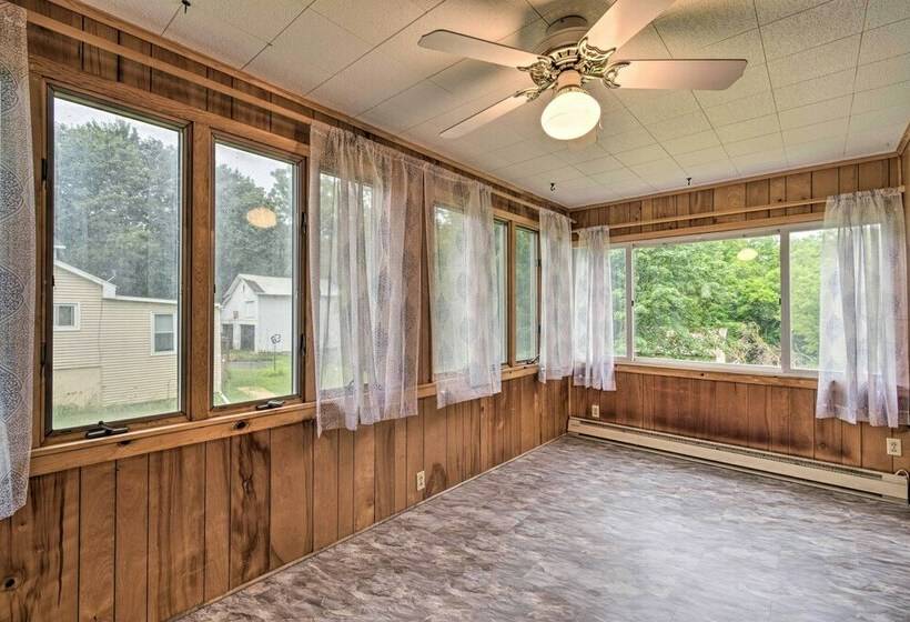 Penn Yan Escape W/ Yard, 1 Mi To Keuka Lake!