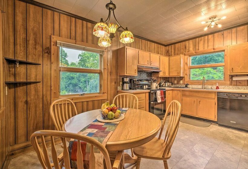 Penn Yan Escape W/ Yard, 1 Mi To Keuka Lake!