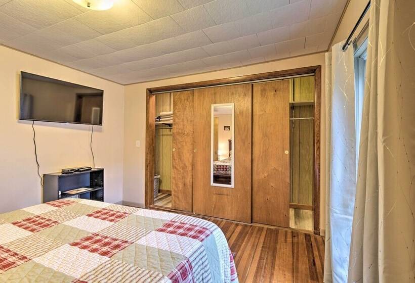 Penn Yan Escape W/ Yard, 1 Mi To Keuka Lake!