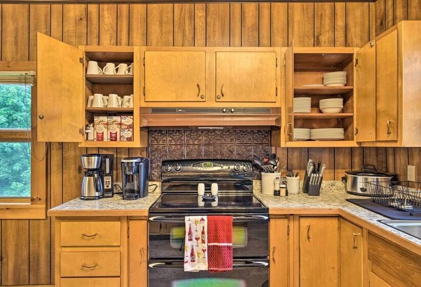 Penn Yan Escape W/ Yard, 1 Mi To Keuka Lake!