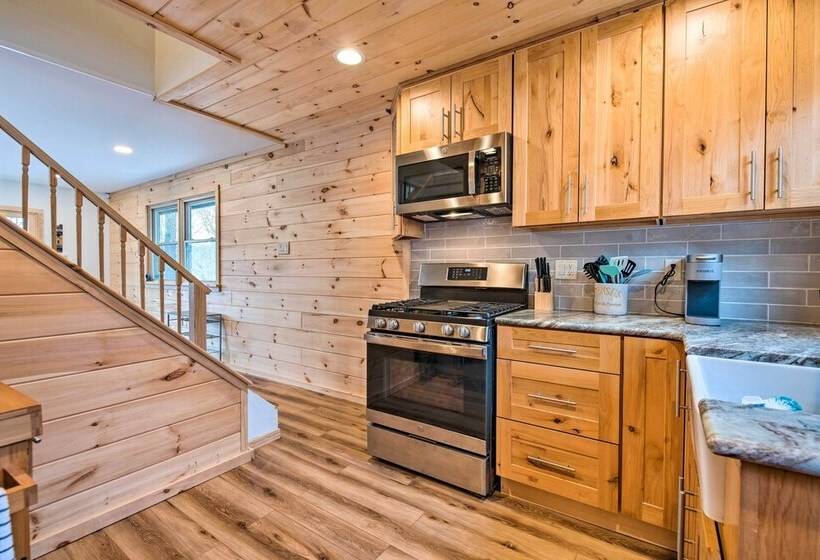 Lake Ariel Cabin W/ Community Pool & Lake Access!