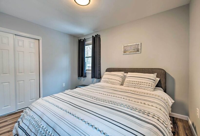 Lake Ariel Cabin W/ Community Pool & Lake Access!