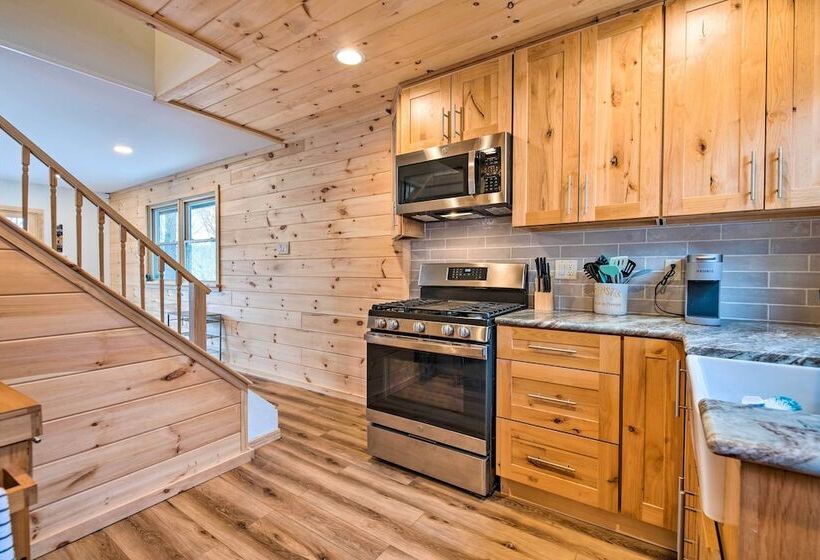 Lake Ariel Cabin W/ Community Pool & Lake Access!