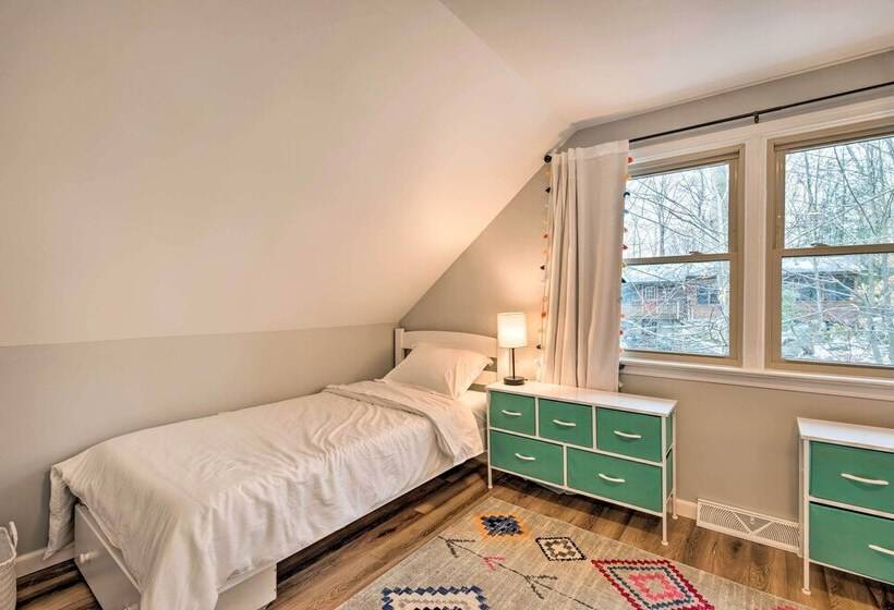 Lake Ariel Cabin W/ Community Pool & Lake Access!