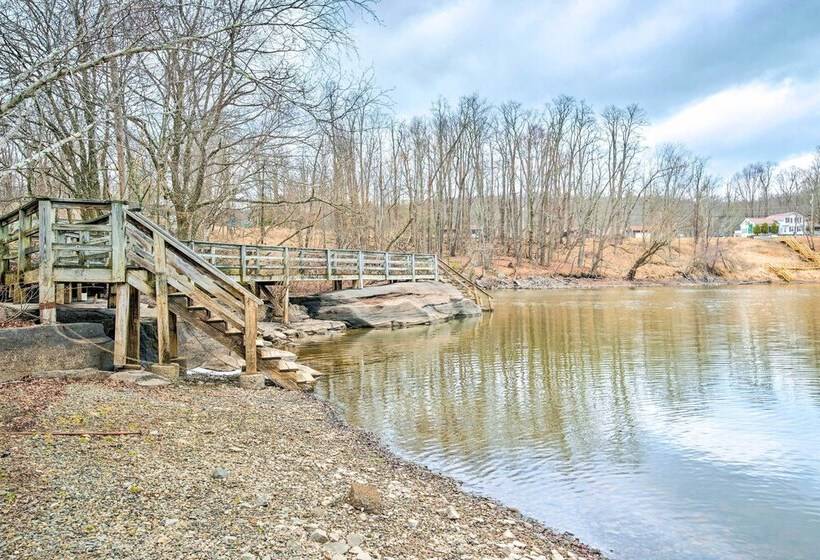 Lake Ariel Cabin W/ Community Pool & Lake Access!