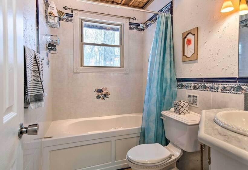 Lake Ariel Cabin W/ Community Pool & Lake Access!