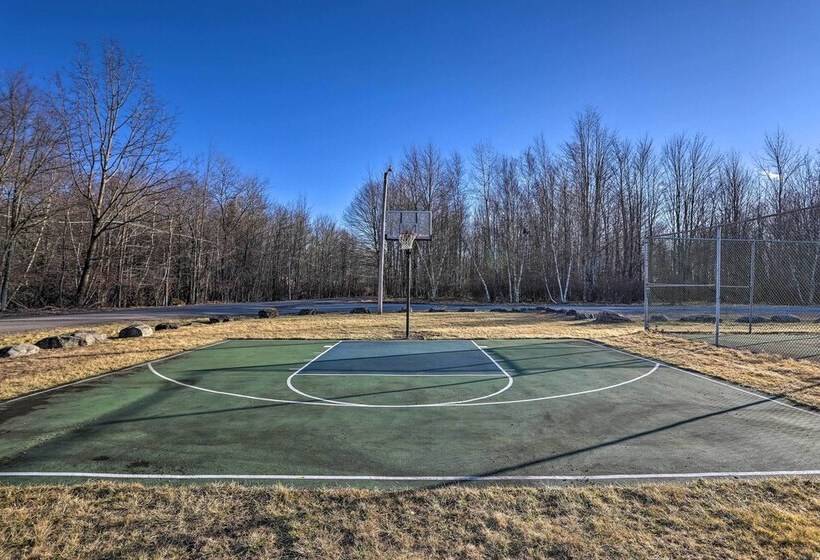 Lake Ariel Cabin W/ Community Pool & Lake Access!