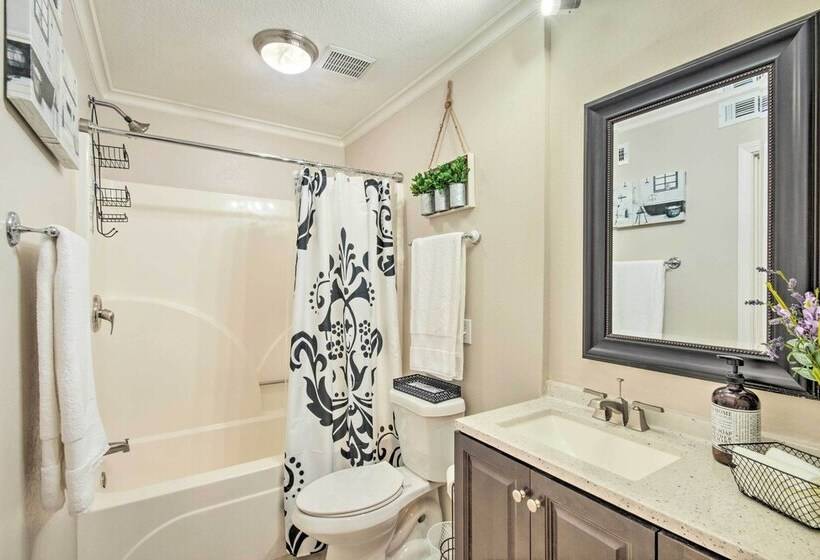 Pet Friendly A Frame Retreat Near Dtwn + Beaches!