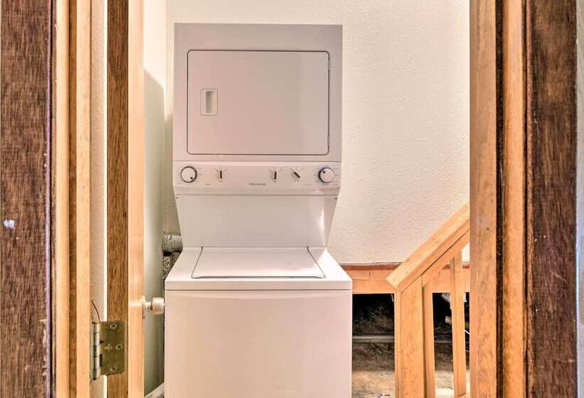 Pet Friendly Anchorage Gem: Walkable Location