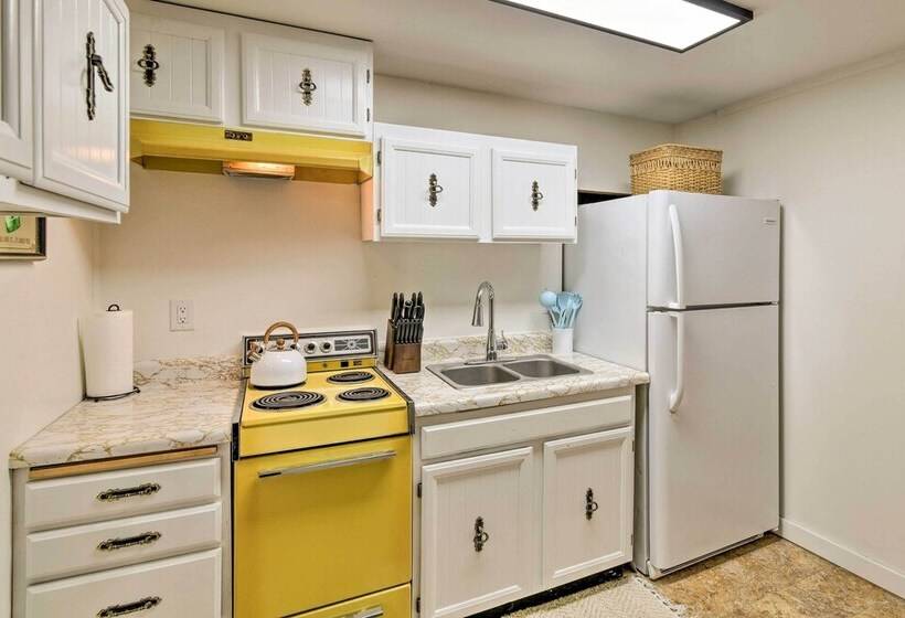 Pet Friendly Anchorage Gem: Walkable Location