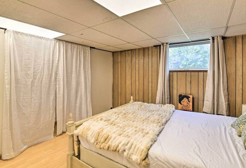 Pet Friendly Anchorage Gem: Walkable Location