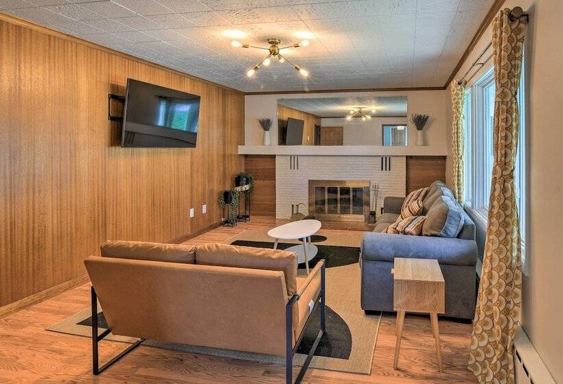 Pet Friendly Anchorage Gem: Walkable Location