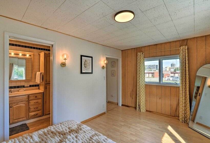 Pet Friendly Anchorage Gem: Walkable Location