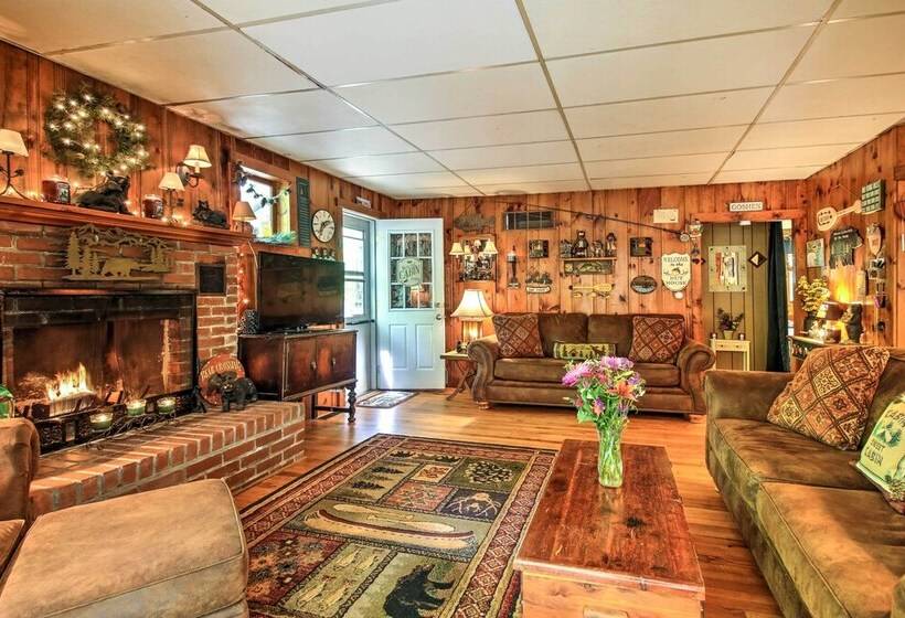 Pet Friendly Cabin W/ Fire Pit, Bbq & Great Deck!