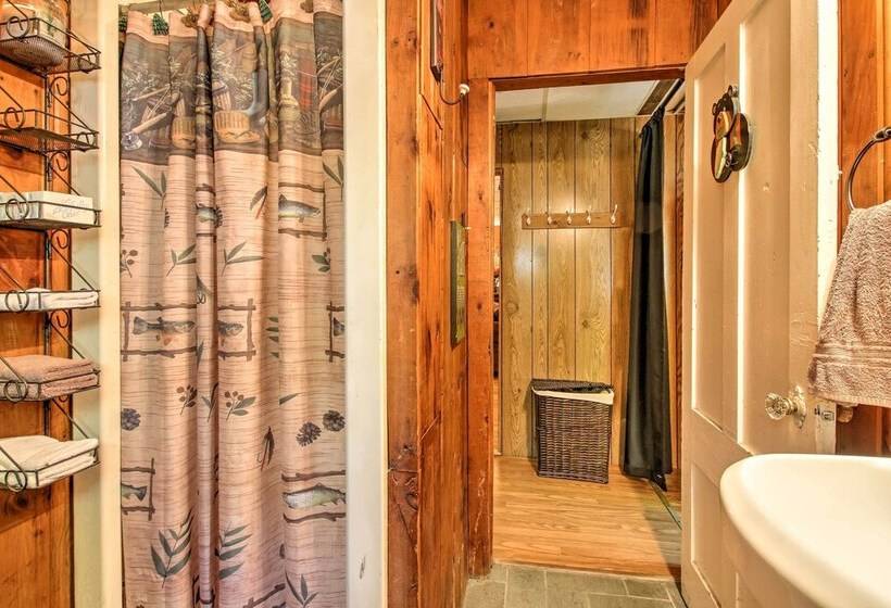 Pet Friendly Cabin W/ Fire Pit, Bbq & Great Deck!