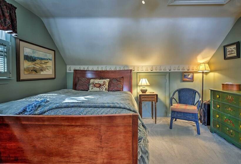 Pet Friendly Cape Cod Home W/ Deck 2 Mi To Beaches