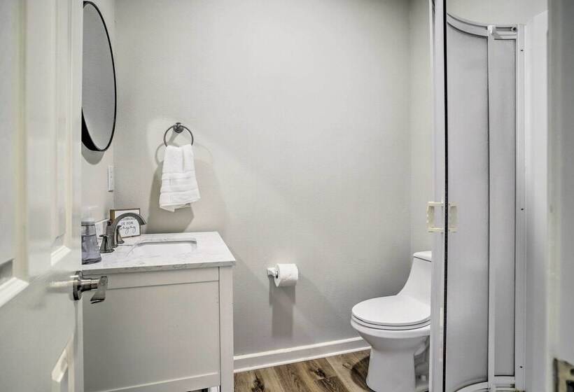 Pet Friendly Cottage, 3 Blocks To Main St!