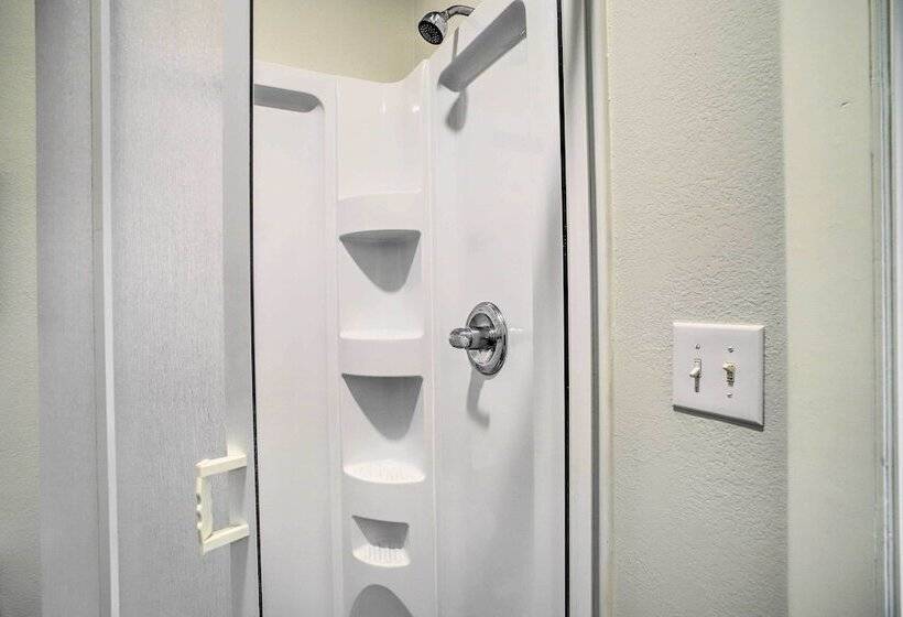 Pet Friendly Cottage, 3 Blocks To Main St!