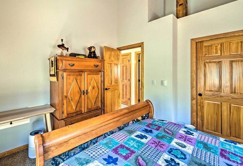 Peaceful Jefferson Cabin W/ Deck   Pets Welcome!